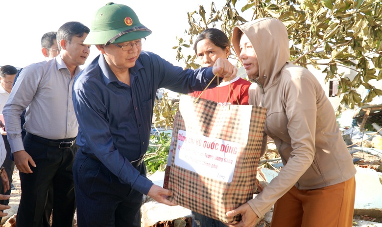 Ph&oacute; Thủ tướng Hồ Quốc Dũng động vi&ecirc;n người d&acirc;n Gia Lai vượt qua hoang t&agrave;n sau b&atilde;o- Ảnh 10.