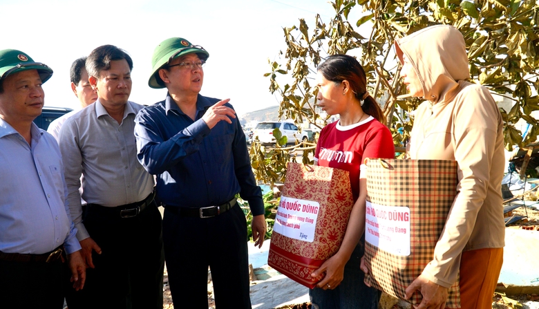 Ph&oacute; Thủ tướng Hồ Quốc Dũng động vi&ecirc;n người d&acirc;n Gia Lai vượt qua hoang t&agrave;n sau b&atilde;o- Ảnh 3.