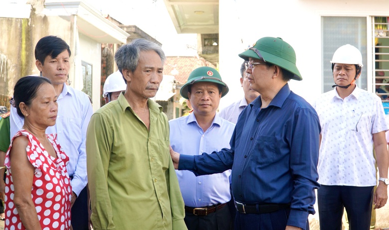 Ph&oacute; Thủ tướng Hồ Quốc Dũng động vi&ecirc;n người d&acirc;n Gia Lai vượt qua hoang t&agrave;n sau b&atilde;o- Ảnh 6.