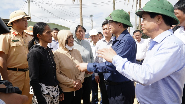 Ph&oacute; Thủ tướng Hồ Quốc Dũng động vi&ecirc;n người d&acirc;n Gia Lai vượt qua hoang t&agrave;n sau b&atilde;o- Ảnh 12.