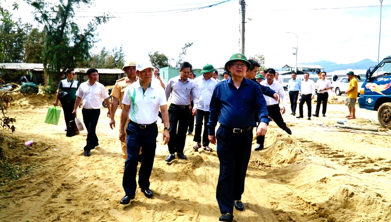 Ph&oacute; Thủ tướng Hồ Quốc Dũng động vi&ecirc;n người d&acirc;n Gia Lai vượt qua hoang t&agrave;n sau b&atilde;o- Ảnh 1.