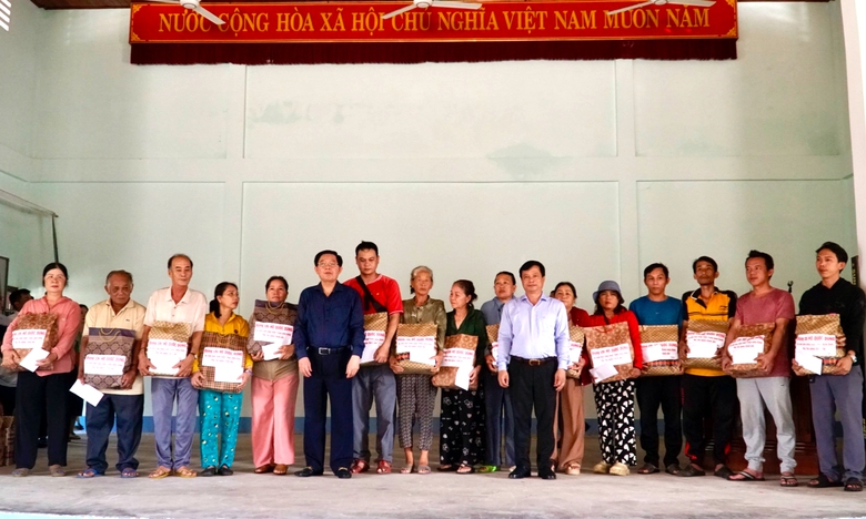 Ph&oacute; Thủ tướng Hồ Quốc Dũng động vi&ecirc;n người d&acirc;n Gia Lai vượt qua hoang t&agrave;n sau b&atilde;o- Ảnh 4.