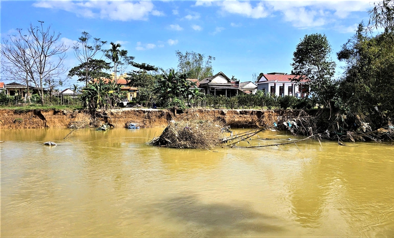 Huế: Sạt lở lấn s&acirc;u v&agrave;o bờ hơn 3m, người d&acirc;n sống trong sợ h&atilde;i b&ecirc;n s&ocirc;ng R&agrave;o C&ugrave;ng- Ảnh 8.