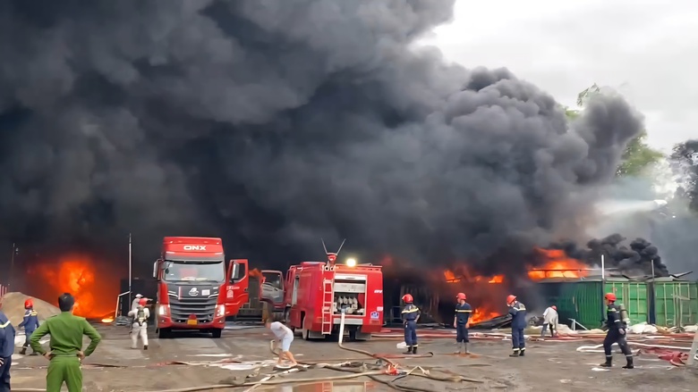 Ch&aacute;y lớn k&egrave;m nhiều tiếng nổ ở b&atilde;i tập kết h&agrave;ng h&oacute;a tại Đ&agrave; Nẵng- Ảnh 1.