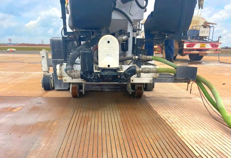 Cienco4 ti&ecirc;n phong l&agrave;m chủ c&ocirc;ng nghệ thi c&ocirc;ng tạo nh&aacute;m mặt đường băng- Ảnh 6.