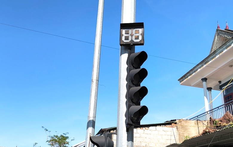 H&agrave; Tĩnh khẩn trương khắc phục đ&egrave;n giao th&ocirc;ng hư hỏng sau mưa b&atilde;o- Ảnh 2.