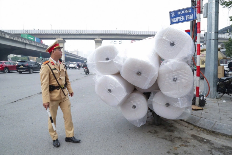 H&agrave; Nội tăng cường xử l&yacute; xe chở qu&aacute; khổ, qu&aacute; tải dịp cuối năm- Ảnh 1.