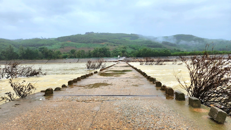 Lũ cuốn tr&ocirc;i mố v&agrave; nhịp cầu ở Quảng Ng&atilde;i, giao th&ocirc;ng tr&ecirc;n tỉnh lộ 623B t&ecirc; liệt- Ảnh 12.