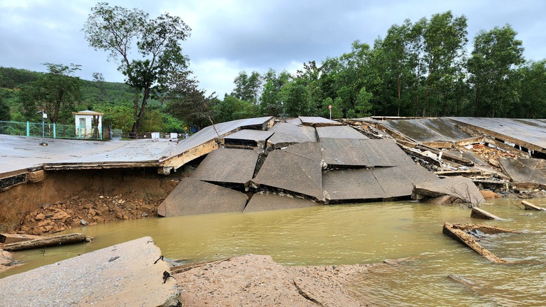 Lũ cuốn tr&ocirc;i mố v&agrave; nhịp cầu ở Quảng Ng&atilde;i, giao th&ocirc;ng tr&ecirc;n tỉnh lộ 623B t&ecirc; liệt- Ảnh 4.