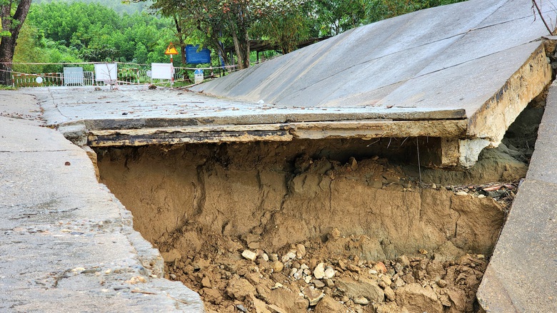 Lũ cuốn tr&ocirc;i mố v&agrave; nhịp cầu ở Quảng Ng&atilde;i, giao th&ocirc;ng tr&ecirc;n tỉnh lộ 623B t&ecirc; liệt- Ảnh 11.