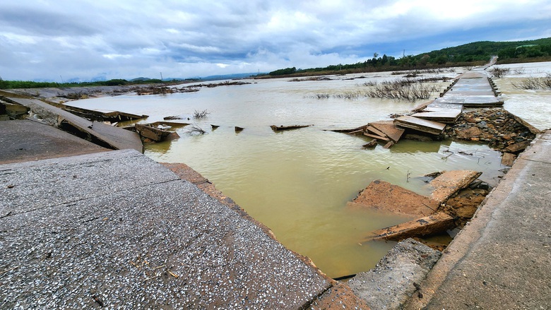 Lũ cuốn tr&ocirc;i mố v&agrave; nhịp cầu ở Quảng Ng&atilde;i, giao th&ocirc;ng tr&ecirc;n tỉnh lộ 623B t&ecirc; liệt- Ảnh 2.