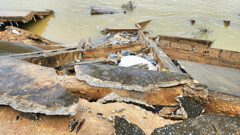 Lũ cuốn tr&ocirc;i mố v&agrave; nhịp cầu ở Quảng Ng&atilde;i, giao th&ocirc;ng tr&ecirc;n tỉnh lộ 623B t&ecirc; liệt- Ảnh 9.