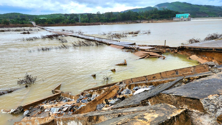 Lũ cuốn tr&ocirc;i mố v&agrave; nhịp cầu ở Quảng Ng&atilde;i, giao th&ocirc;ng tr&ecirc;n tỉnh lộ 623B t&ecirc; liệt- Ảnh 1.