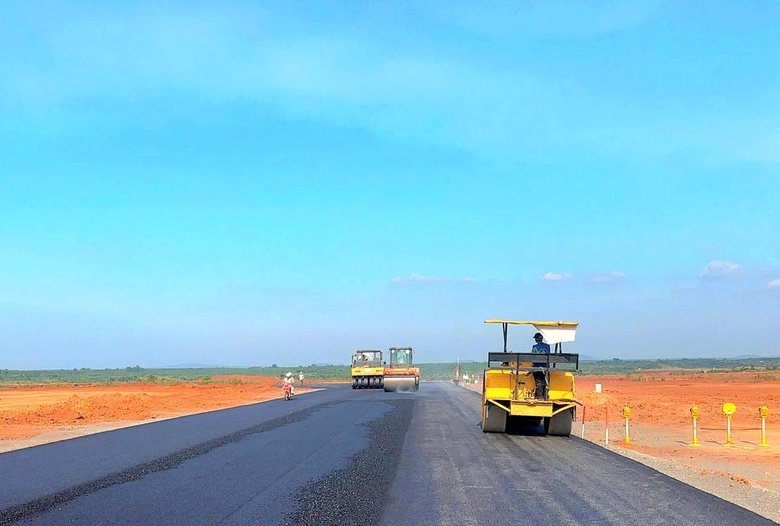 Hối hả l&agrave;m đường lăn, s&acirc;n đỗ, lập cột mốc mới tại "si&ecirc;u s&acirc;n bay" Long Th&agrave;nh- Ảnh 2.