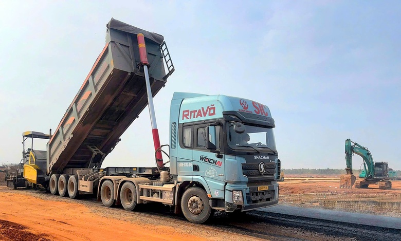 Hối hả l&agrave;m đường lăn, s&acirc;n đỗ, lập cột mốc mới tại "si&ecirc;u s&acirc;n bay" Long Th&agrave;nh- Ảnh 1.