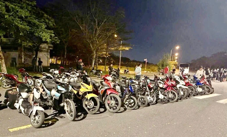 Xử l&yacute; nh&oacute;m thanh, thiếu ni&ecirc;n tụ tập g&acirc;y mất trật tự giao th&ocirc;ng, tạm giữ h&agrave;ng chục xe m&aacute;y- Ảnh 1.