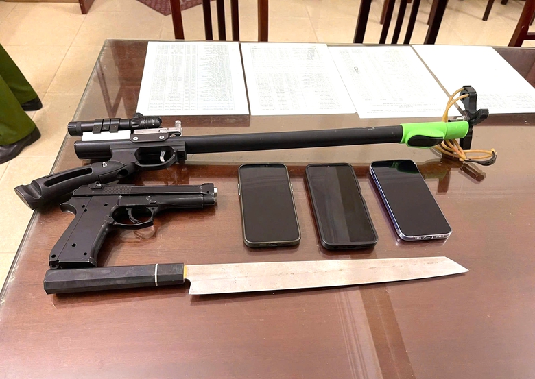 Ninh B&igrave;nh: Ph&aacute;t hiện nh&oacute;m thiếu ni&ecirc;n mang dao, s&uacute;ng tự chế g&acirc;y rối trong đ&ecirc;m- Ảnh 1.