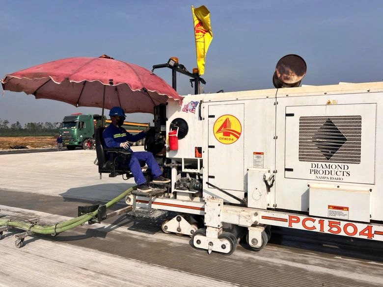 Cienco4 ti&ecirc;n phong l&agrave;m chủ c&ocirc;ng nghệ thi c&ocirc;ng tạo nh&aacute;m mặt đường băng- Ảnh 2.