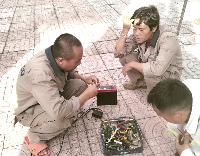 H&agrave; Tĩnh khẩn trương khắc phục đ&egrave;n giao th&ocirc;ng hư hỏng sau mưa b&atilde;o- Ảnh 3.