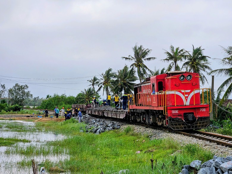 Hơn 100 đoàn tàu Bắc - Nam ngừng chạy do ảnh hưởng mưa lũ, thiệt hại gần 50 tỷ đồng- Ảnh 1. Hơn 100 đoàn tàu Bắc - Nam ngừng chạy do ảnh hưởng mưa lũ, thiệt hại gần 50 tỷ đồng- Ảnh 1.