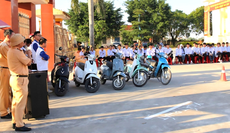 Ninh Bình: Đẩy mạnh tuyên truyền luật giao thông tại hơn 500 trường học- Ảnh 2. Ninh Bình: Đẩy mạnh tuyên truyền luật giao thông tại hơn 500 trường học- Ảnh 2.