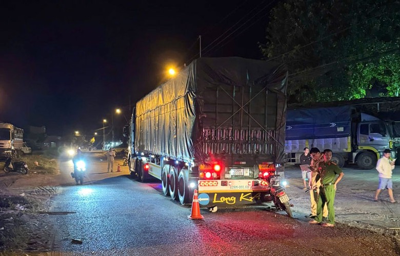 Hiện trường vụ tai nạn khiến anh T thiệt mạng - Ảnh: Văn H&agrave;.