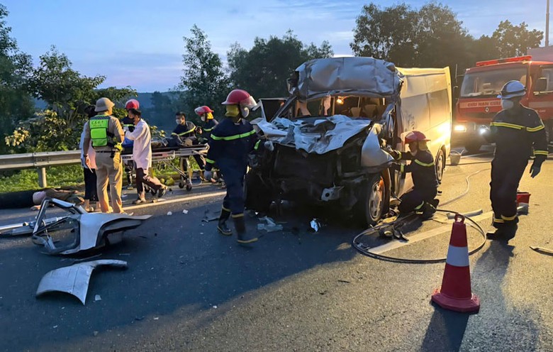 Chiếc &ocirc; t&ocirc; kh&aacute;ch tại hiện trường vụ tai nạn.