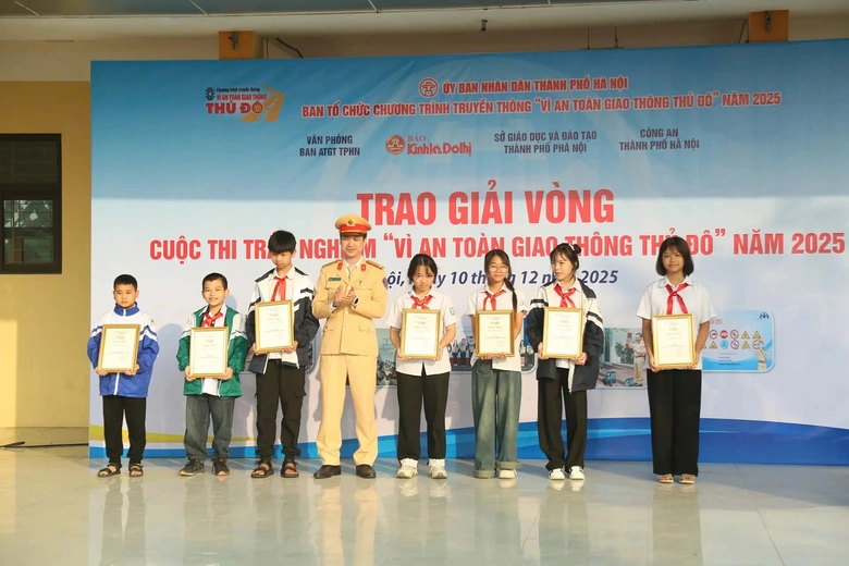 H&agrave; Nội trao giải v&ograve;ng Cuộc thi trắc nghiệm "V&igrave; ATGT Thủ đ&ocirc; tr&ecirc;n Internet" năm 2025- Ảnh 1.