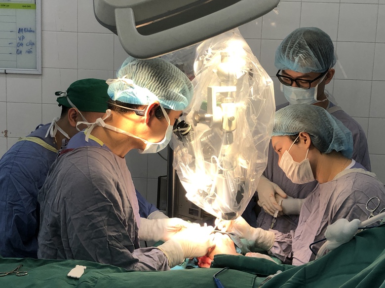 Lần đầu ti&ecirc;n tại Việt Nam, vi phẫu cứu ng&oacute;n tay bị đứt rời suốt 25 giờ- Ảnh 1.