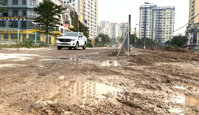 H&agrave; Nội: Đường Nguyễn Cảnh Dị k&eacute;o d&agrave;i sắp tho&aacute;t cảnh nắng bụi, mưa lầy- Ảnh 1.