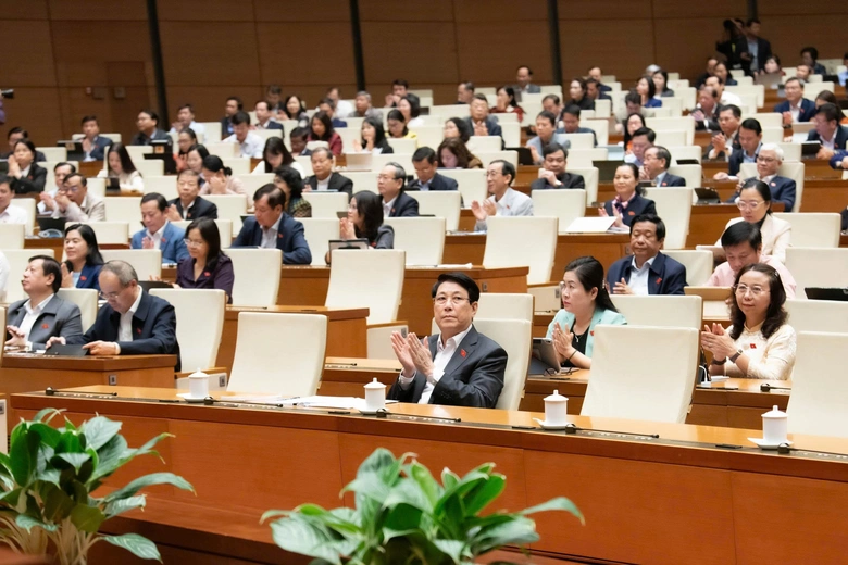 Bộ Giáo dục và Đào tạo quyết định một bộ sách giáo khoa sử dụng toàn quốc- Ảnh 2. Bộ Giáo dục và Đào tạo quyết định một bộ sách giáo khoa sử dụng toàn quốc- Ảnh 2.