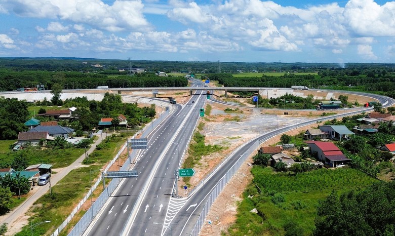 Quảng Trị: Đẩy tiến độ c&ocirc;ng tr&igrave;nh trọng điểm, khai th&aacute;c hiệu quả kh&ocirc;ng gian ph&aacute;t triển mới- Ảnh 4.