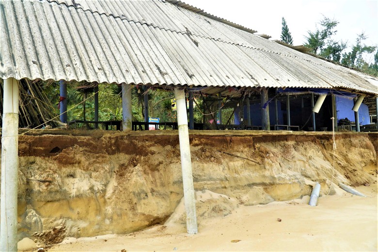 Bờ biển H&agrave;m Rồng tan hoang sau mưa b&atilde;o, TP Huế l&ecirc;n phương &aacute;n xử l&yacute; khẩn cấp- Ảnh 11.