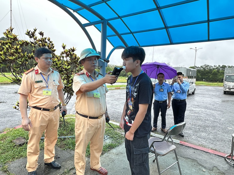 Tuyên Quang: Học viên nhận giấy phép lái xe điện tử ngay sau khi đỗ kỳ thi sát hạch- Ảnh 3. Tuyên Quang: Học viên nhận giấy phép lái xe điện tử ngay sau khi đỗ kỳ thi sát hạch- Ảnh 3.