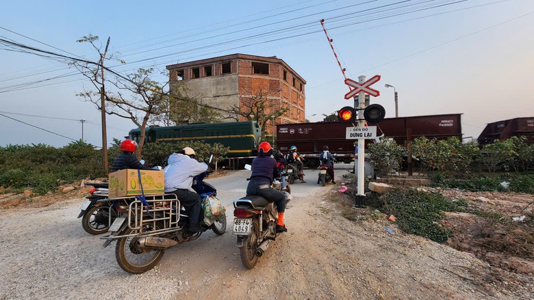 Đồng bộ nhiều giải ph&aacute;p, Ph&uacute; Thọ quyết giảm tai nạn đường sắt- Ảnh 1.