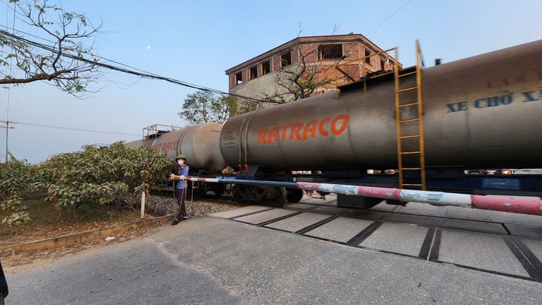 Đồng bộ nhiều giải ph&aacute;p, Ph&uacute; Thọ quyết giảm tai nạn đường sắt- Ảnh 3.