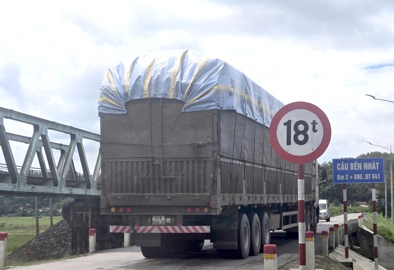 CSGT Đắk Lắk xử l&yacute; h&agrave;ng loạt xe qu&aacute; tải qua cầu yếu sau phản &aacute;nh của B&aacute;o X&acirc;y dựng- Ảnh 2.