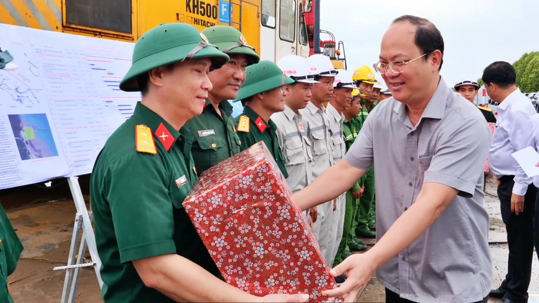 B&agrave;n giao mặt bằng cho đơn vị thi c&ocirc;ng cao tốc C&agrave; Mau - Đất Mũi- Ảnh 2.