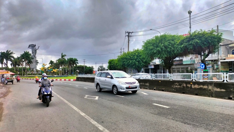 Lắp đặt tấm chống lóa trên dải phân cách cứng dọc quốc lộ 1 qua Cà Mau- Ảnh 2. Lắp đặt tấm chống lóa trên dải phân cách cứng dọc quốc lộ 1 qua Cà Mau- Ảnh 2.