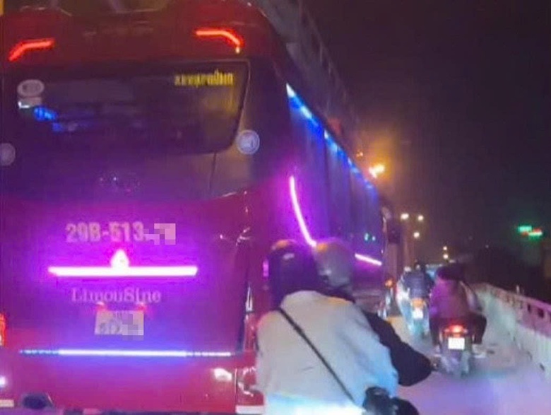 H&agrave; Nội: Xử l&yacute; t&agrave;i xế xe kh&aacute;ch bật c&ograve;i hơi, &eacute;p xe tr&ecirc;n cầu Chương Dương- Ảnh 1.