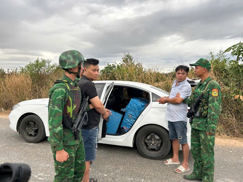 Bi&ecirc;n ph&ograve;ng T&acirc;y Ninh bắt 2 đối tượng vận chuyển gần 420kg ph&aacute;o lậu- Ảnh 1.