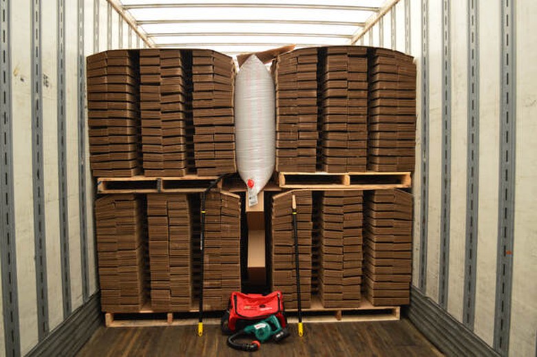 Đ&oacute;ng h&agrave;ng container với t&uacute;i kh&iacute; ch&egrave;n h&agrave;ng v&agrave; pallet của ICD Việt Nam- Ảnh 2.