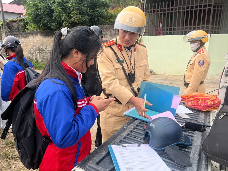 CSGT Lạng Sơn ngăn tai nạn giao th&ocirc;ng li&ecirc;n quan học sinh tr&ecirc;n quốc lộ 1A- Ảnh 4.