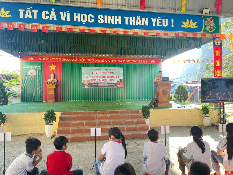 CSGT Lạng Sơn ngăn tai nạn giao th&ocirc;ng li&ecirc;n quan học sinh tr&ecirc;n quốc lộ 1A- Ảnh 8.