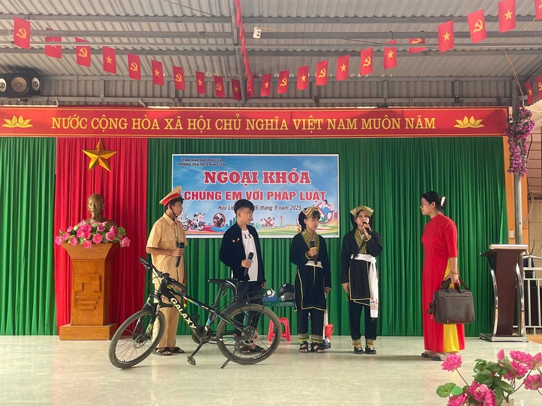 CSGT Lạng Sơn ngăn tai nạn giao th&ocirc;ng li&ecirc;n quan học sinh tr&ecirc;n quốc lộ 1A- Ảnh 9.