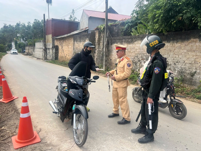 CSGT Lạng Sơn ngăn tai nạn giao th&ocirc;ng li&ecirc;n quan học sinh tr&ecirc;n quốc lộ 1A- Ảnh 3.