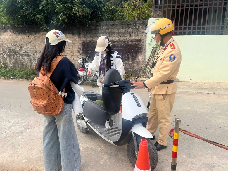 CSGT Lạng Sơn ngăn tai nạn giao th&ocirc;ng li&ecirc;n quan học sinh tr&ecirc;n quốc lộ 1A- Ảnh 2.