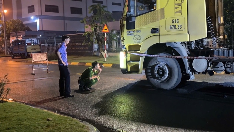 TP.HCM: Xe container va chạm xe m&aacute;y, người đ&agrave;n &ocirc;ng tử vong thương t&acirc;m- Ảnh 1.