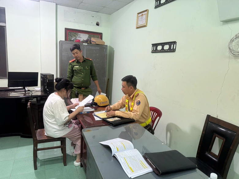 Tịch thu phương tiện, tước giấy ph&eacute;p l&aacute;i xe của c&ocirc; g&aacute;i bu&ocirc;ng hai tay khi điều khiển xe m&aacute;y- Ảnh 1.