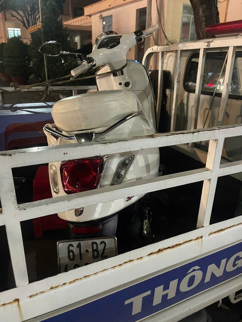 Tịch thu phương tiện, tước giấy ph&eacute;p l&aacute;i xe của c&ocirc; g&aacute;i bu&ocirc;ng hai tay khi điều khiển xe m&aacute;y- Ảnh 2.